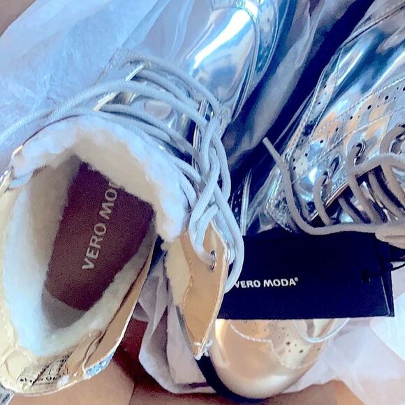 Silver Baroque Wingtip Boots size 6 women’s box included (NWT) - Picture 4 of 7